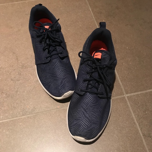 Navy Blue Nike Roshe’s - Picture 2 of 3